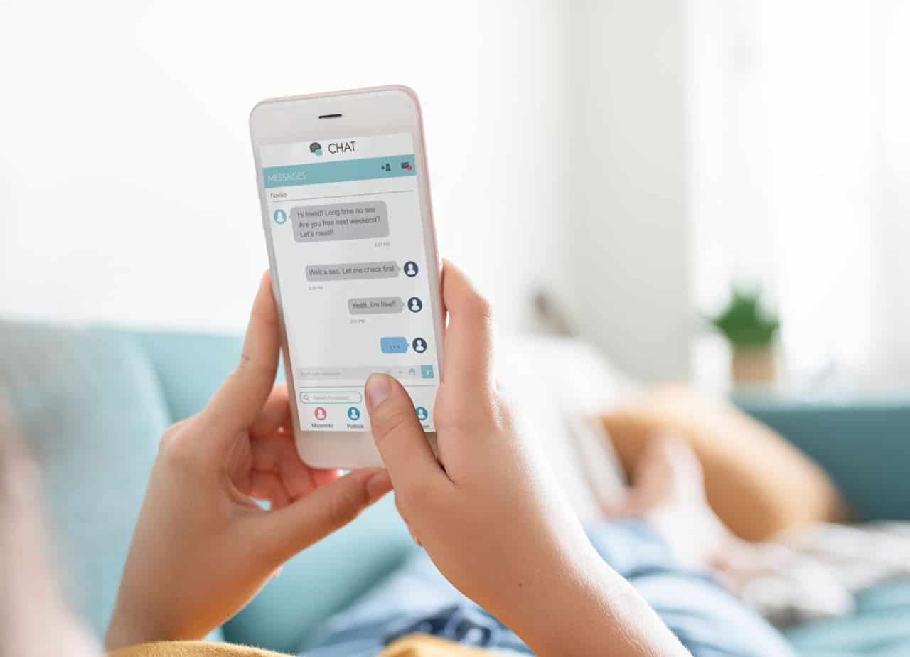 Inilah Cara Memilih HP yang Tepat dengan Budget yang Pas 14 USING PHONE