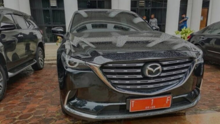 Mobil Dinas Bupati Karawang Dengan Plat T